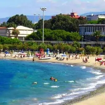 Reggio Calabria, sorpresi a fare sesso in spiaggia: due giovani denunciati