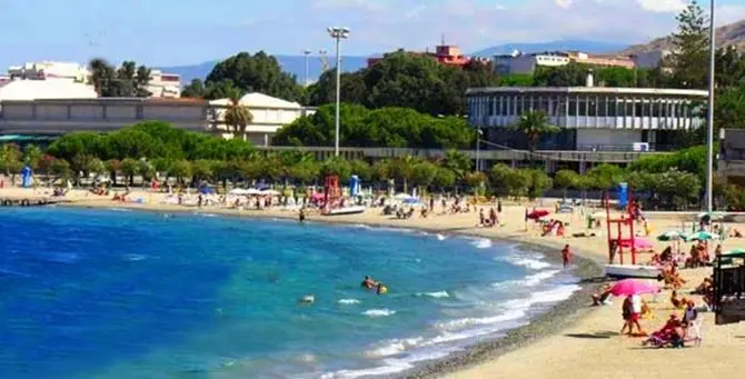 Reggio Calabria, sorpresi a fare sesso in spiaggia: due giovani denunciati