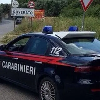 Minaccia due uomini con un'ascia, arrestato un 69enne nel Catanzarese