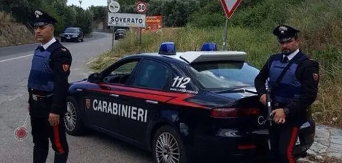 Minaccia due uomini con un'ascia, arrestato un 69enne nel Catanzarese