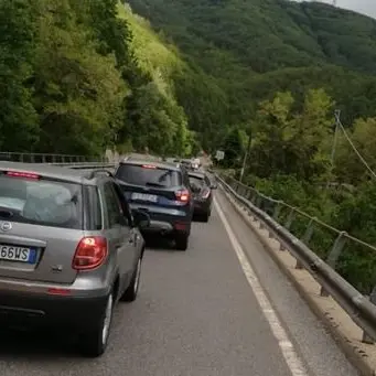 Cinque semafori in 25 km, lunghe file sulla Sp 107: automobilisti imbufaliti
