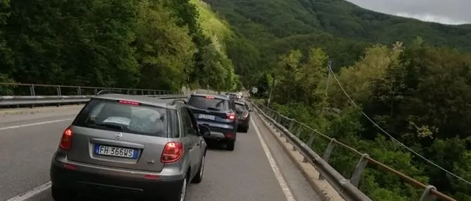 Cinque semafori in 25 km, lunghe file sulla Sp 107: automobilisti imbufaliti