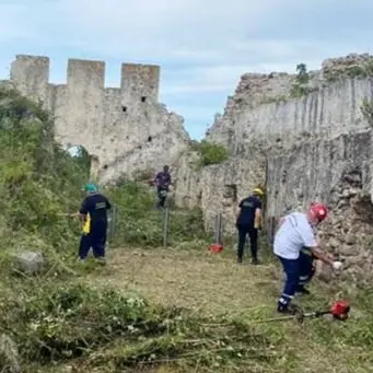 Il Castello di Bivona ripulito da erbacce e rifiuti, il sindaco: «Presto riaprirà»