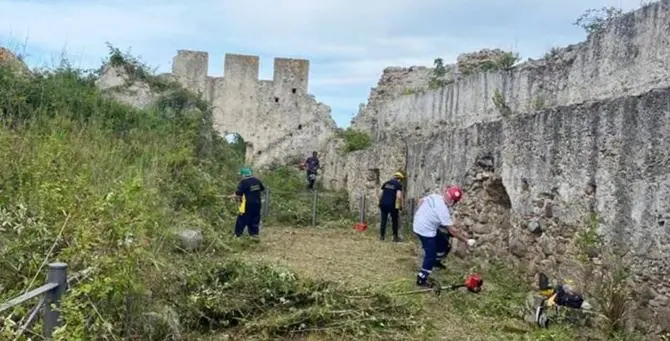 Il Castello di Bivona ripulito da erbacce e rifiuti, il sindaco: «Presto riaprirà»