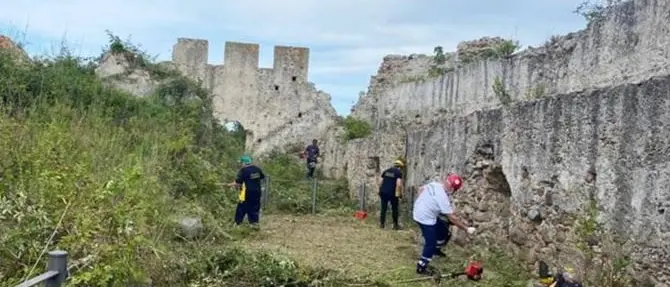 Il Castello di Bivona ripulito da erbacce e rifiuti, il sindaco: «Presto riaprirà»