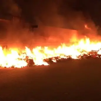 Notte di fuoco a Reggio Calabria, incendiati cumuli di rifiuti in diverse zone