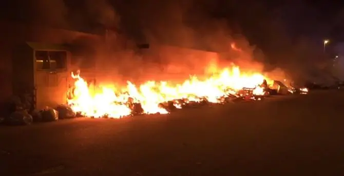 Notte di fuoco a Reggio Calabria, incendiati cumuli di rifiuti in diverse zone