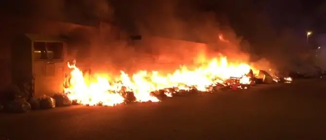 Notte di fuoco a Reggio Calabria, incendiati cumuli di rifiuti in diverse zone