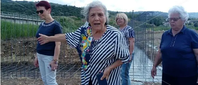 Nuova isola ecologica a Vibo, i cittadini bloccano le ruspe: «È una discarica»