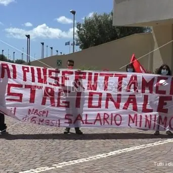 Stagionali precari protestano alla Cittadella: «Vogliamo lavoro vero»