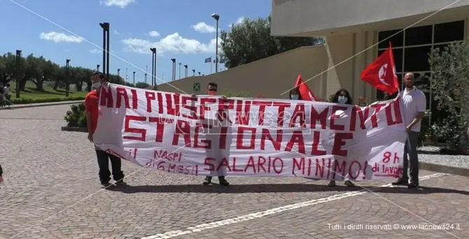 Stagionali precari protestano alla Cittadella: «Vogliamo lavoro vero»