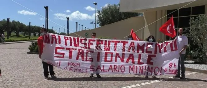 Stagionali precari protestano alla Cittadella: «Vogliamo lavoro vero»