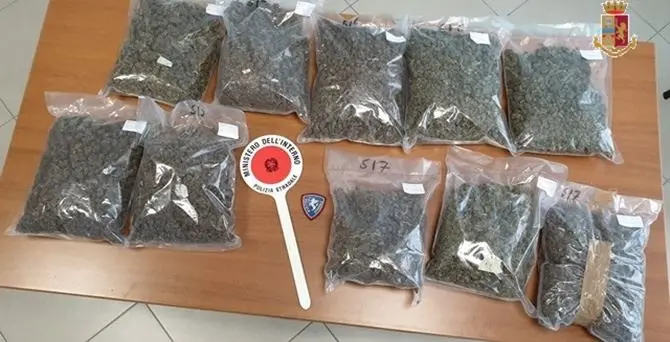 In auto con 5 kg di marijuana e un bimbo di 2 mesi: due arresti nel Catanzarese