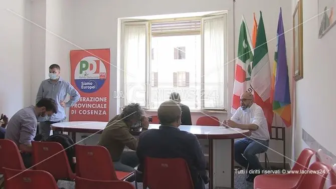 Cosenza, apre la nuova sede del Pd. Miccoli: «Basta correnti e signori delle tessere»