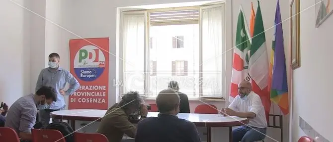 Cosenza, apre la nuova sede del Pd. Miccoli: «Basta correnti e signori delle tessere»