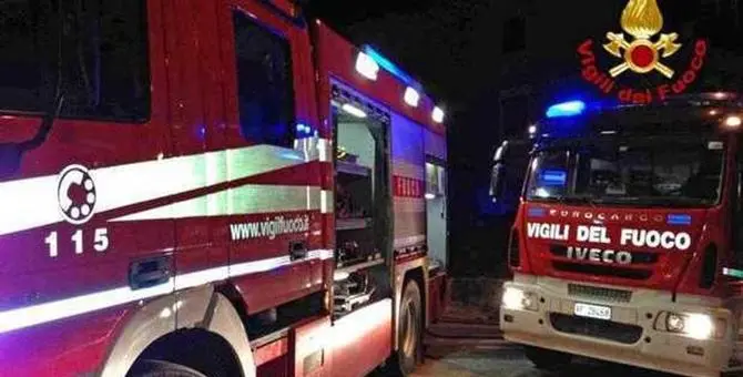 Paura a Cosenza, forte esplosione nella notte: incendiate due auto