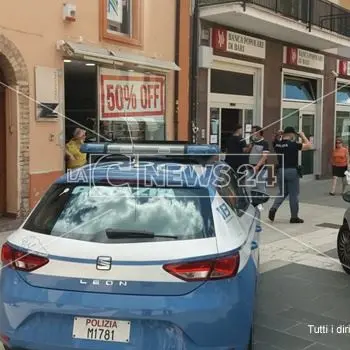 Cosenza, sedie e oggetti contro il malvivente: rapina in banca sventata dai clienti
