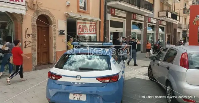 Cosenza, sedie e oggetti contro il malvivente: rapina in banca sventata dai clienti