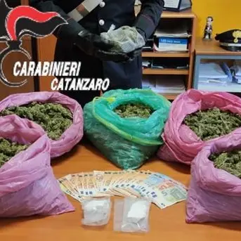 Catanzaro, in auto con oltre cinque chili di marijuana: due arresti