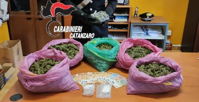 Catanzaro, in auto con oltre cinque chili di marijuana: due arresti