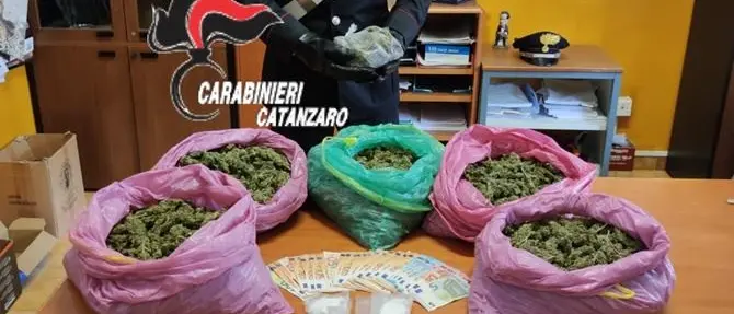 Catanzaro, in auto con oltre cinque chili di marijuana: due arresti