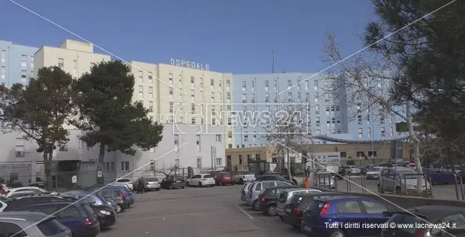 Crotone, sit-in di protesta davanti l’ospedale: «Stop a gestione clientelare»