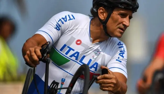 Incidente per Alex Zanardi, la sua handbike contro un camion: è grave