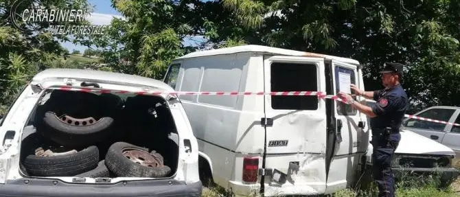 Acri, lascia nel suo terreno rifiuti speciali di ogni sorta: denunciato