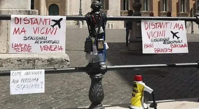 Stagionali aeroportuali, anche quelli di Lamezia in protesta a Roma: «Ci avete abbandonati»