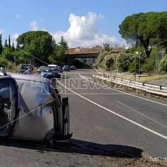 Auto si ribalta sulla tangenziale di Catanzaro, ferito un giovane