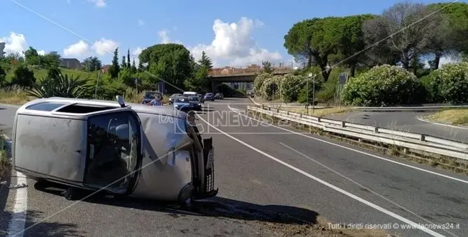 Auto si ribalta sulla tangenziale di Catanzaro, ferito un giovane