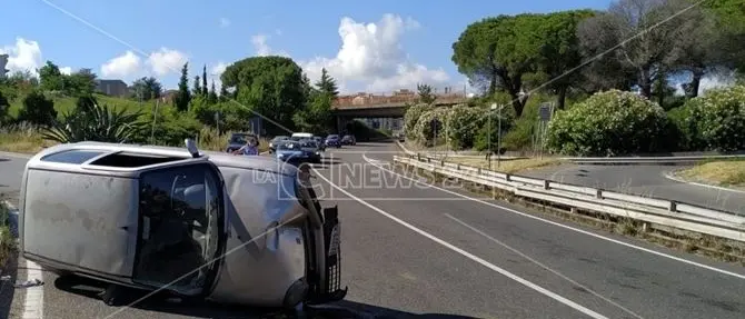 Auto si ribalta sulla tangenziale di Catanzaro, ferito un giovane