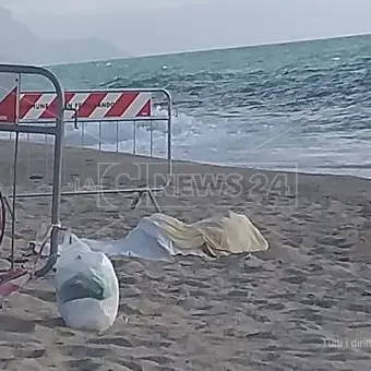 San Ferdinando, spunta un cadavere in mare: era avvolto nel cellophane