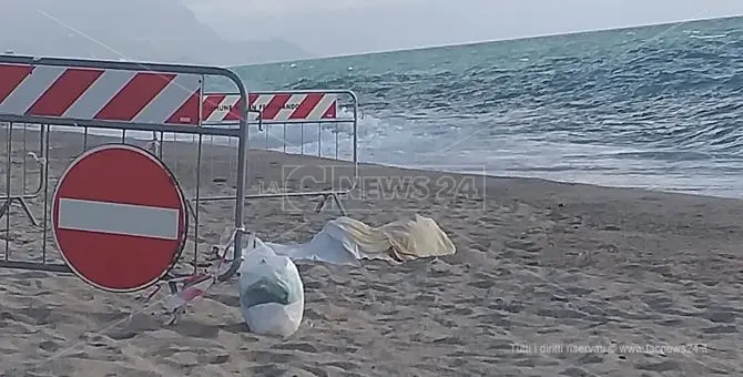 San Ferdinando, spunta un cadavere in mare: era avvolto nel cellophane