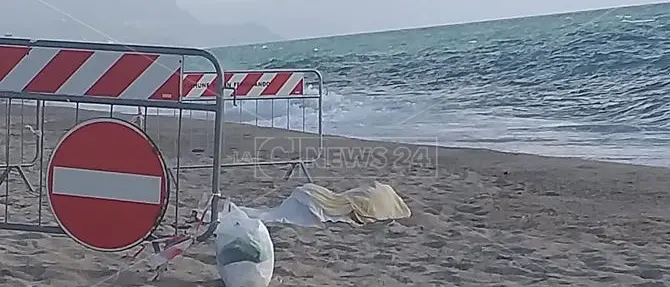 San Ferdinando, spunta un cadavere in mare: era avvolto nel cellophane