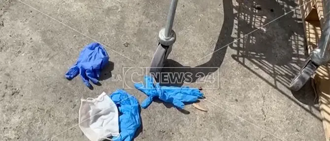 Catanzaro, Ordine farmacisti: «Basta mascherine e guanti gettati a terra»