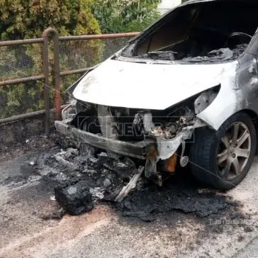 Catanzaro, incendiata l'auto di un poliziotto: indagini in corso