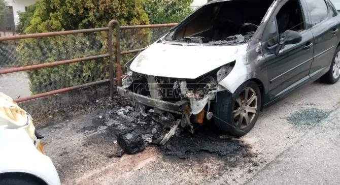 Catanzaro, incendiata l'auto di un poliziotto: indagini in corso