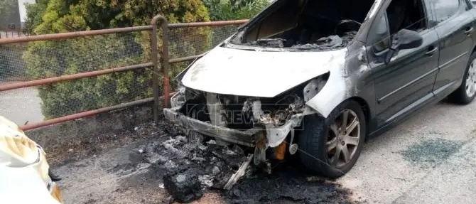 Catanzaro, incendiata l'auto di un poliziotto: indagini in corso