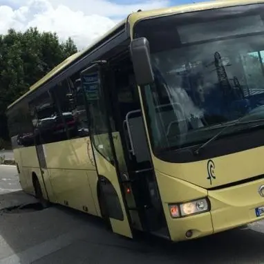 Vibo, si apre una voragine lungo la strada: bus rimane incastrato