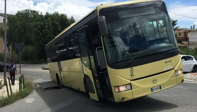 Vibo, si apre una voragine lungo la strada: bus rimane incastrato