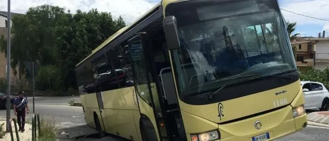 Vibo, si apre una voragine lungo la strada: bus rimane incastrato