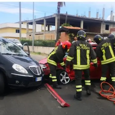 Incidente a Crotone tra due auto: conducente estratto dai vigili del fuoco