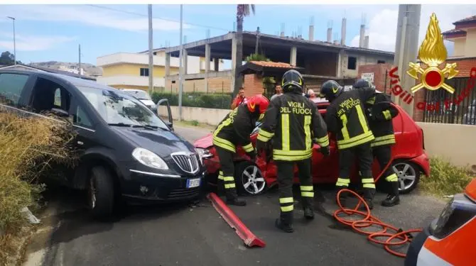 Incidente a Crotone tra due auto: conducente estratto dai vigili del fuoco