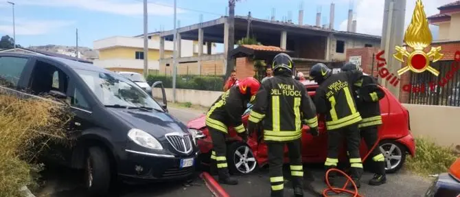 Incidente a Crotone tra due auto: conducente estratto dai vigili del fuoco