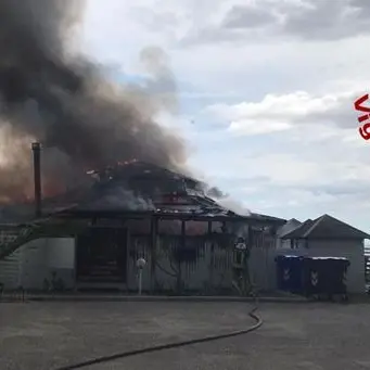 Sellia Marina, stabilimento balneare in fiamme: vigili del fuoco al lavoro