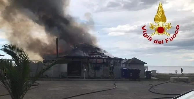 Sellia Marina, stabilimento balneare in fiamme: vigili del fuoco al lavoro