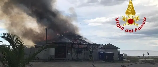 Sellia Marina, stabilimento balneare in fiamme: vigili del fuoco al lavoro