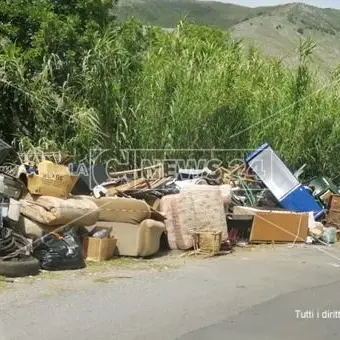 Maierà, aree pubbliche usate come discariche: scatta il sequestro