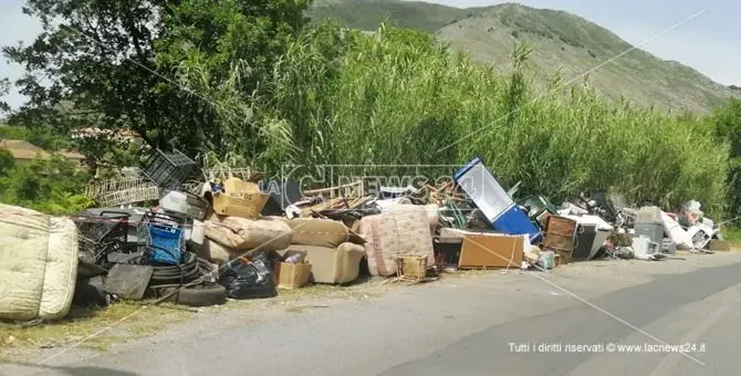 Maierà, aree pubbliche usate come discariche: scatta il sequestro